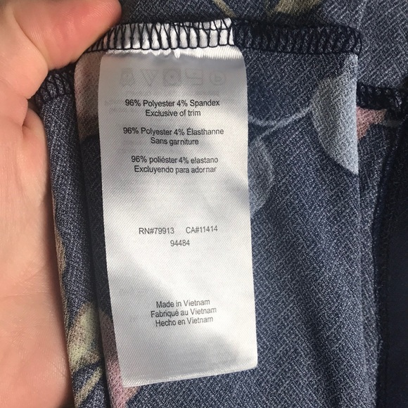 🌻 3/25 🌻 Motherhood Maternity Navy Floral Blouse - Picture 7 of 7